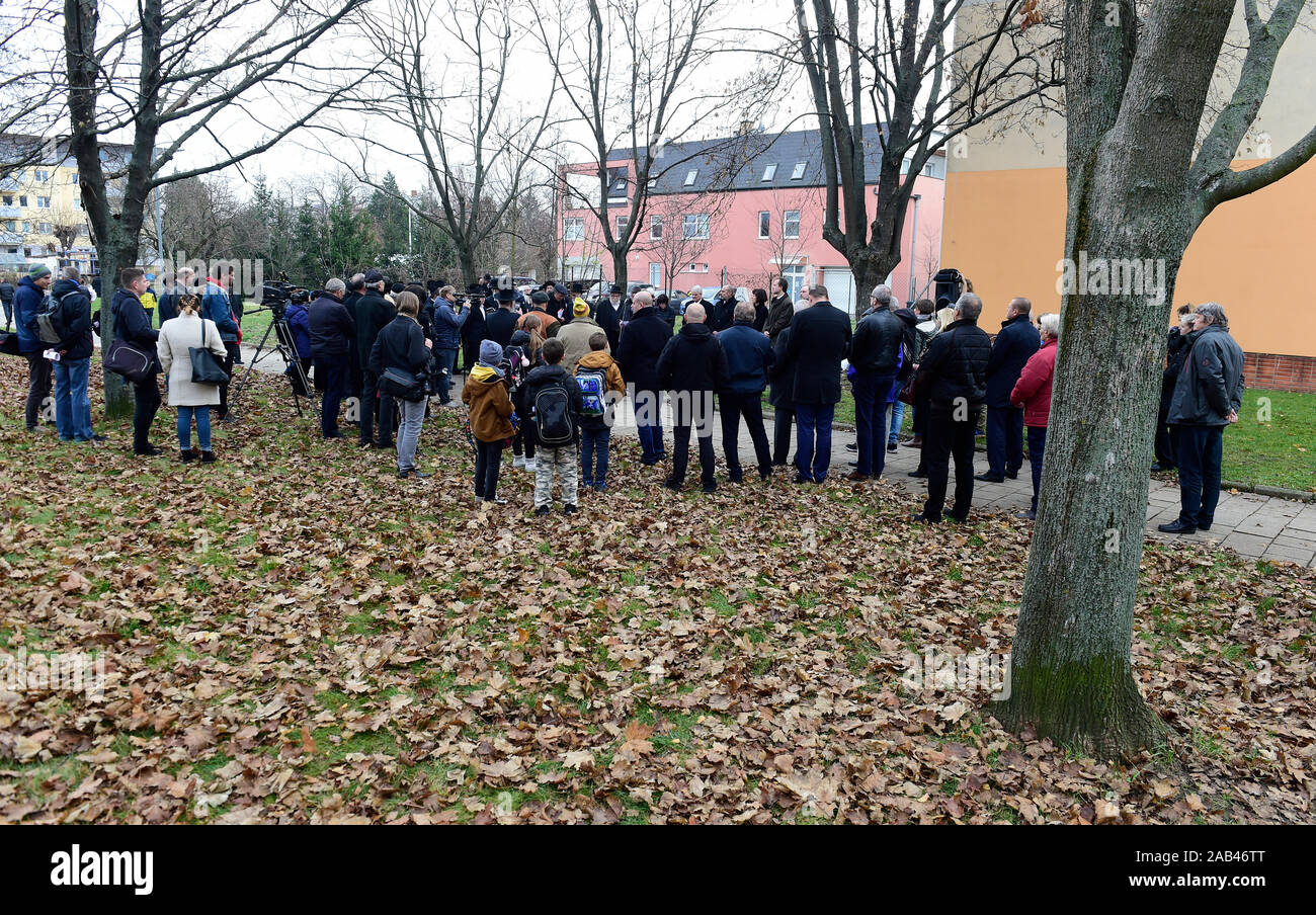 Prostejov, République tchèque. 25Th Nov, 2019. Le rabbin américain Louis Kestenbaum, pas vu, et le Grand Rabbin tchèque Karol Sidon, pas vu, assister à une installation d'un nouveau tombeau de Prostejov Rabbin Horowitz, le 25 novembre 2019, à Prostejov, en République tchèque. Credit : Ludek Perina/CTK Photo/Alamy Live News Banque D'Images