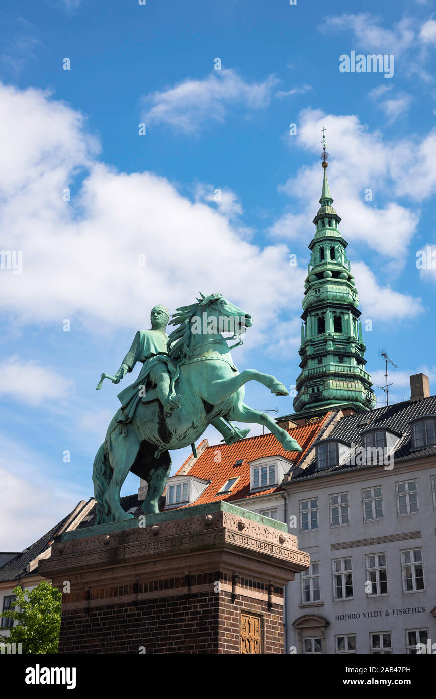 Højbro Plads, vue de la statue de l'Évêque Absolon dans Højbro Plads, une place dans le centre-ville de Copenhague, avec Nikolaj church tower au loin. Banque D'Images
