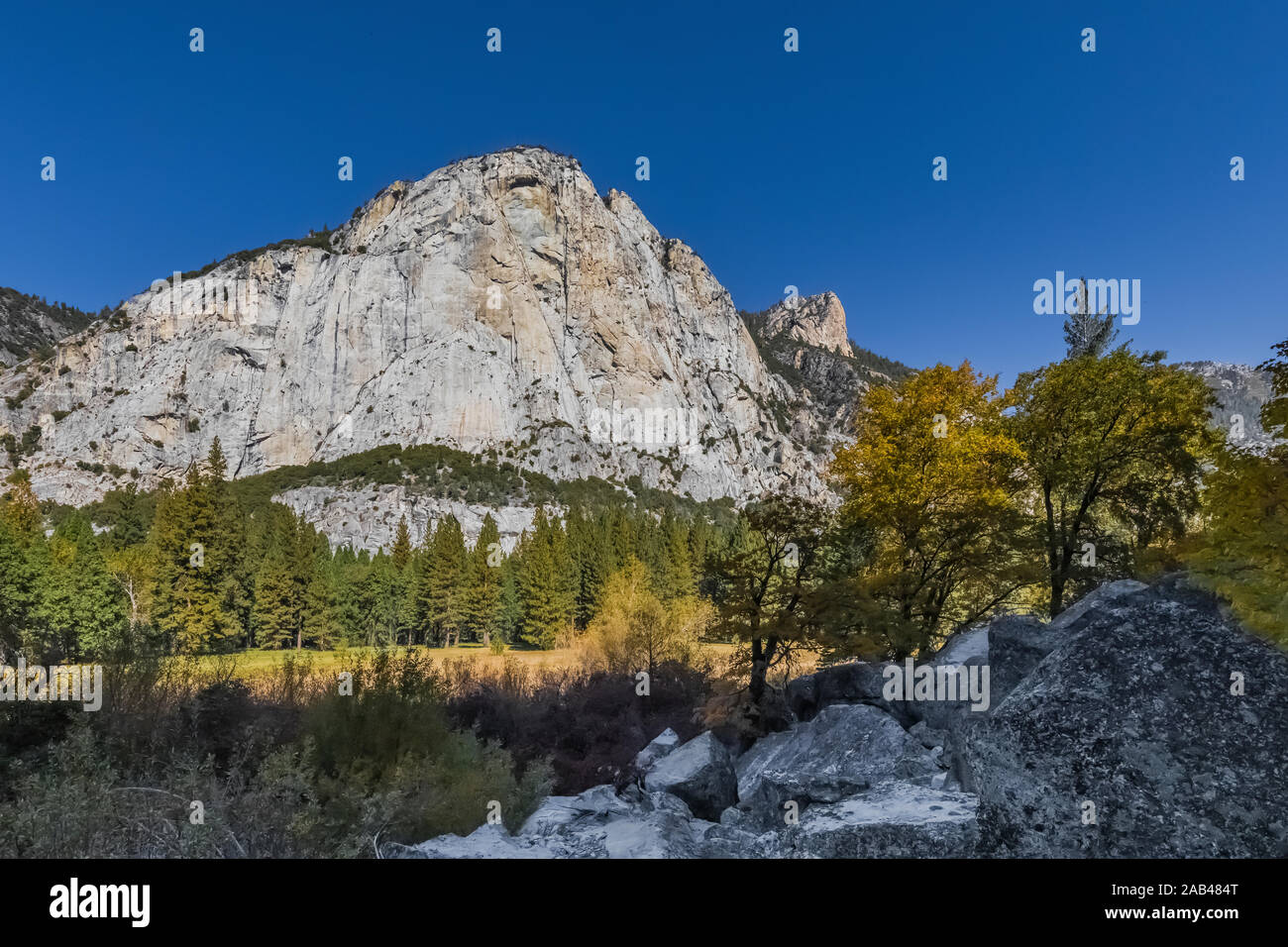 Vue d'Amérique du Dome de Meadow Zumwalt Boucle dans la région de Cedar Grove le long de la Rivière des Rois au Kings Canyon National Park, California, USA Banque D'Images