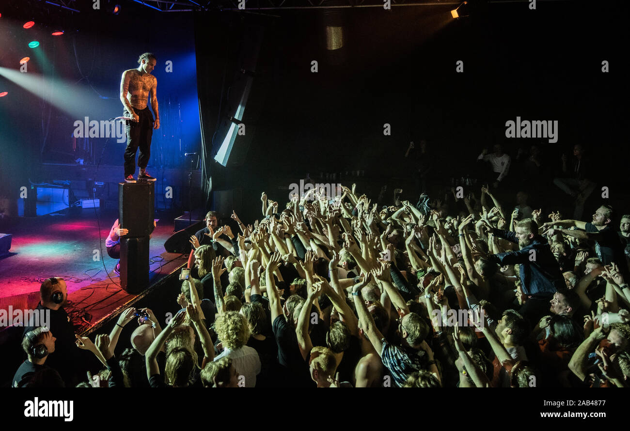 Copenhague, Danemark. 22 novembre 2019. Le groupe américain de rock metal classique 333 effectue un concert live à Pumpehuset à Copenhague. Ici le chanteur Jason Aalon Butler est vu sur scène. (Photo crédit : Gonzales Photo - Joe Miller). Banque D'Images