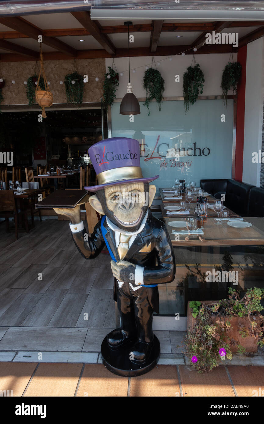 Un serveur Monkey devant un restaurant Puerto Banus Banque D'Images