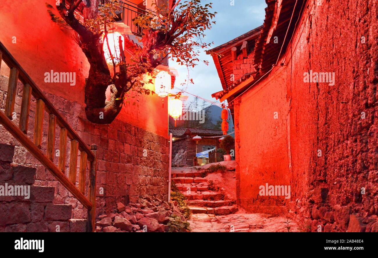 Lanternes rouges du soir dans une rue du village de Nuodeng, province du Yunnan, Chine. 04-27-2016 Banque D'Images