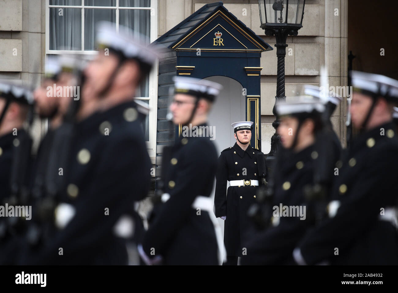 Les marins de la Royal Navy effectuer la cérémonie de Relève de la garde à Buckingham Palace, Londres, pour la deuxième fois de son 357 ans d'histoire. Banque D'Images