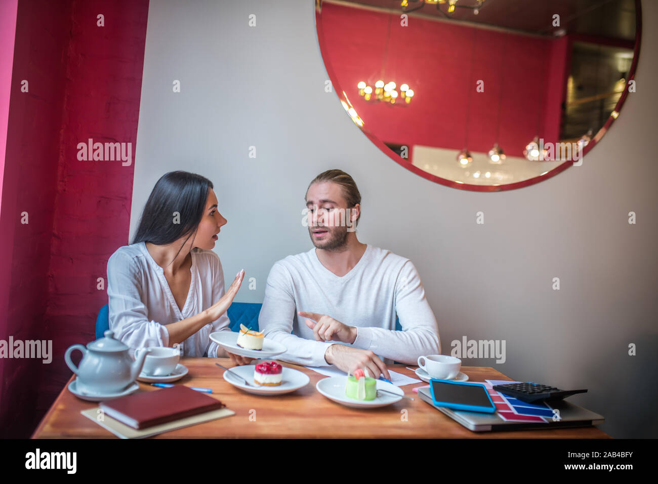 Sentiment d'affaires pas satisfait de dessert tout en ayant le contrôle de qualité Banque D'Images