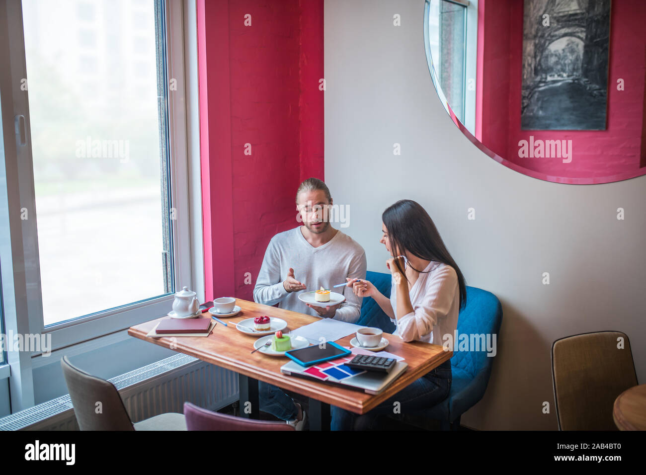 Couple discutant desserts tout en travaillant sur le nouveau menu de saison Banque D'Images