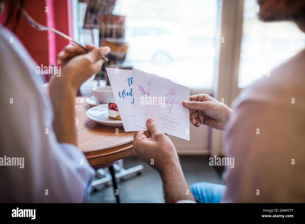 Close up of futur mari holding wedding invitations Banque D'Images
