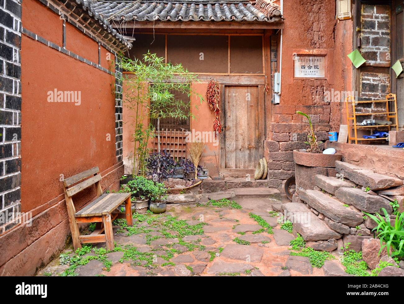 Ancienne maison dans le village de Nuodeng, province du Yunnan, Chine. Banque D'Images