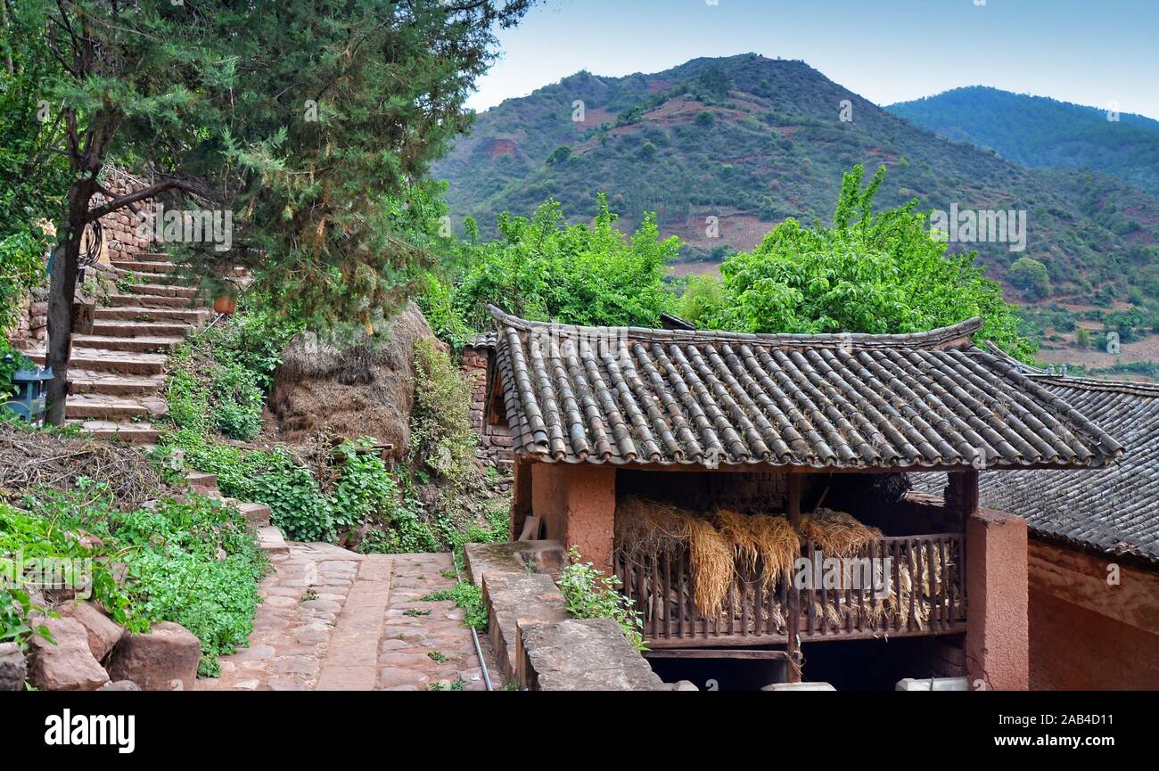 Grange dans le village de Nuodeng, province du Yunnan, Chine. Banque D'Images
