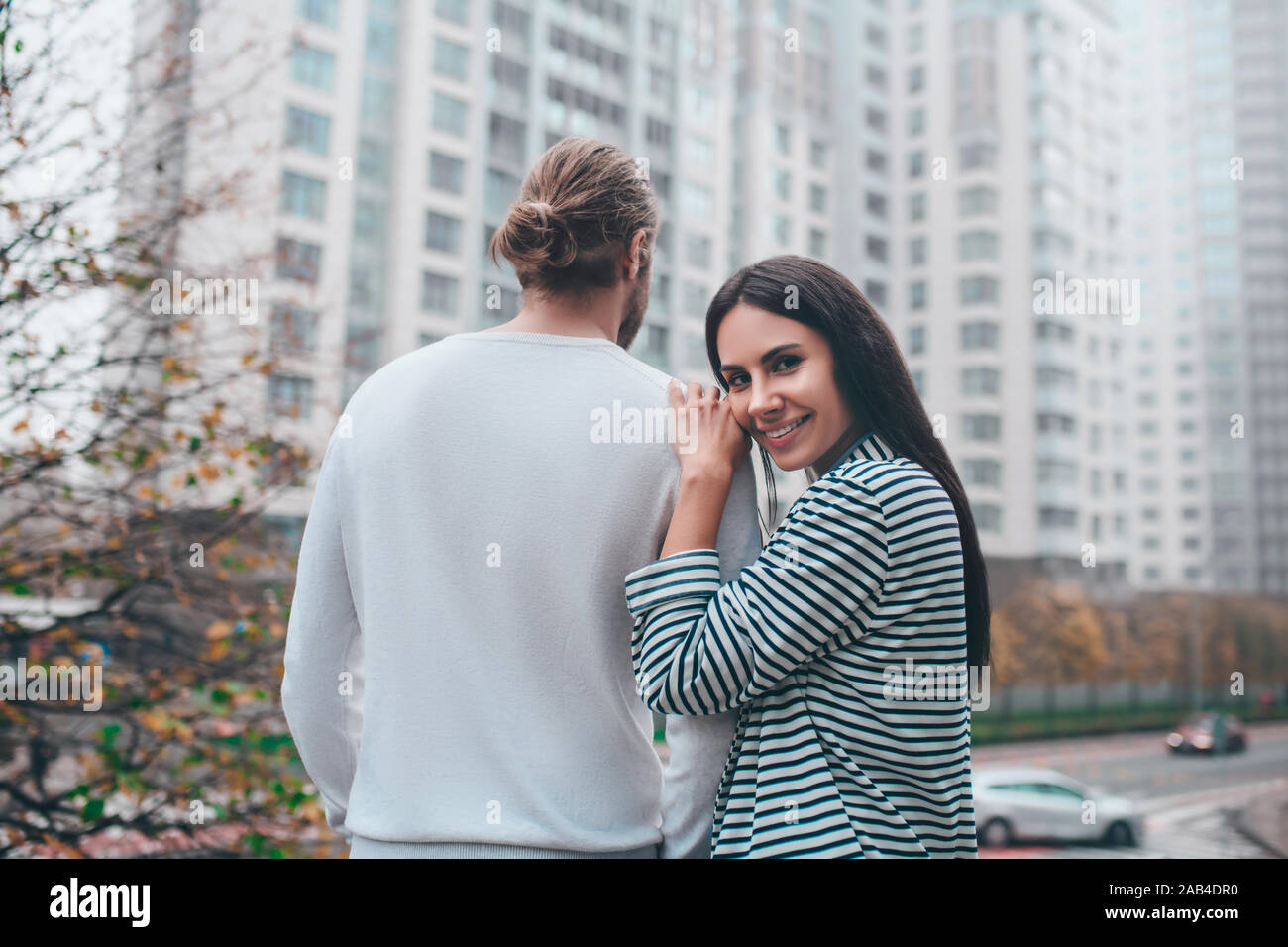 Femme se sentir heureux tout en dépensant week-end avec mari Banque D'Images