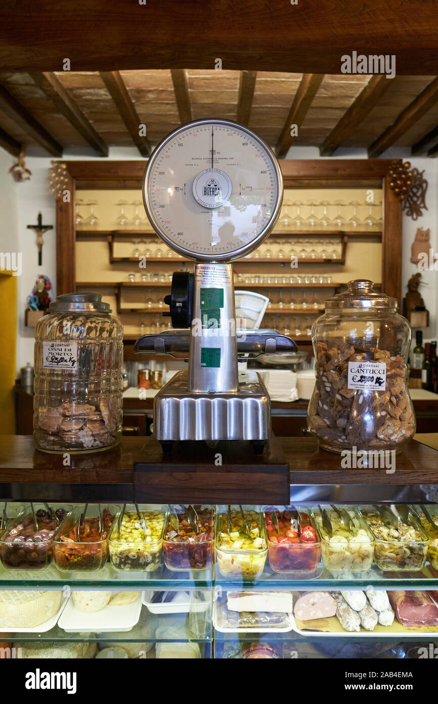 L'intérieur rustique et compteur avec de grandes écailles d'une charcuterie italienne authentique dans la campagne Toscane Italie - Italie supérette Banque D'Images