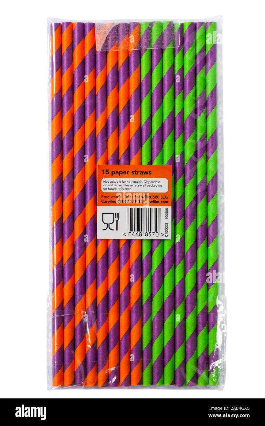 Pack de 15 pailles colorées de papier produites en Chine pour Wilko isolé sur fond blanc - ne convient pas pour des liquides chauds, ne pas réutiliser jetables Banque D'Images