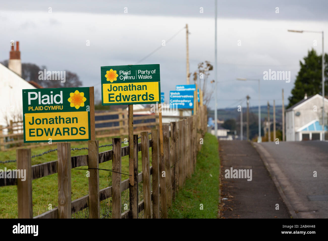 Gallois Plaid Cymru et signes conservateur sur le côté de la route près de Llandeilo, Carmarthenshire, Pays de Galles, l'avant de l'élection 2019 Banque D'Images