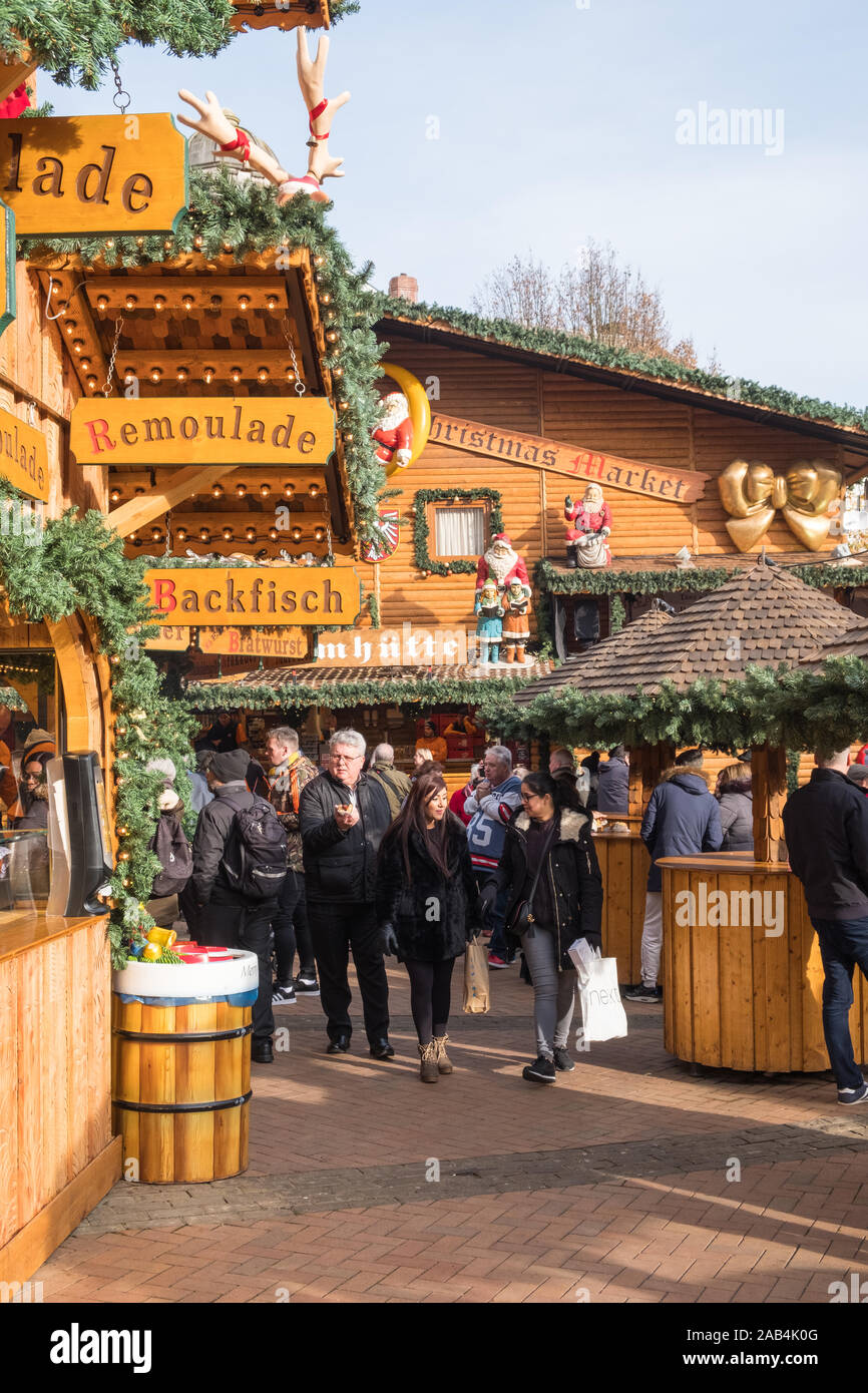 Cabanes en bois vendre de la nourriture et des boissons à la Birmingham Francfort Marché de Noël allemand à Victoria Square, Birmingham, UK Banque D'Images