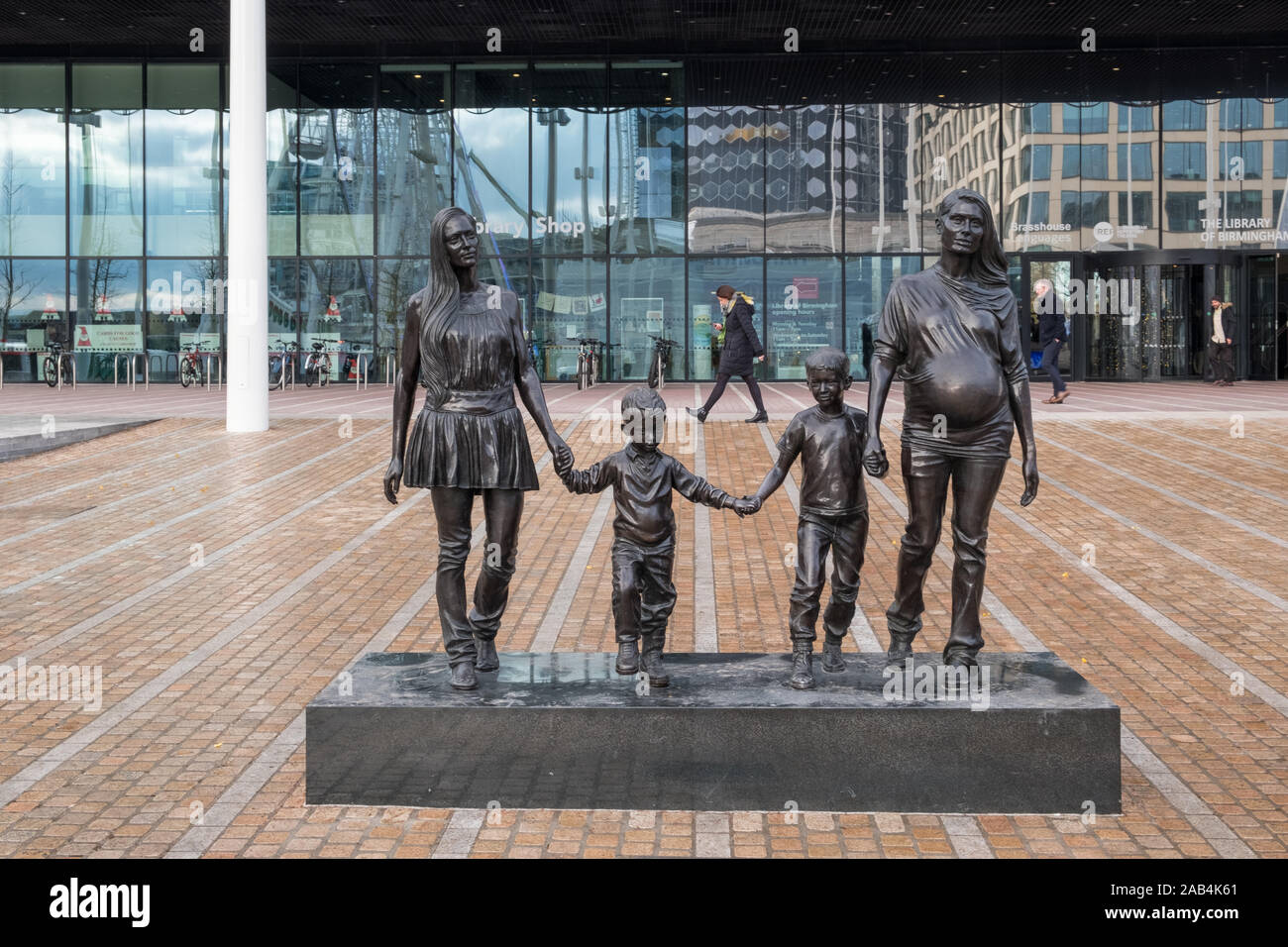 Une vraie famille Birmingham d'art public et de la sculpture en bronze par Gillian Wearing dans Centenary Square à l'extérieur de la Bibliothèque de Birmingham, UK Banque D'Images
