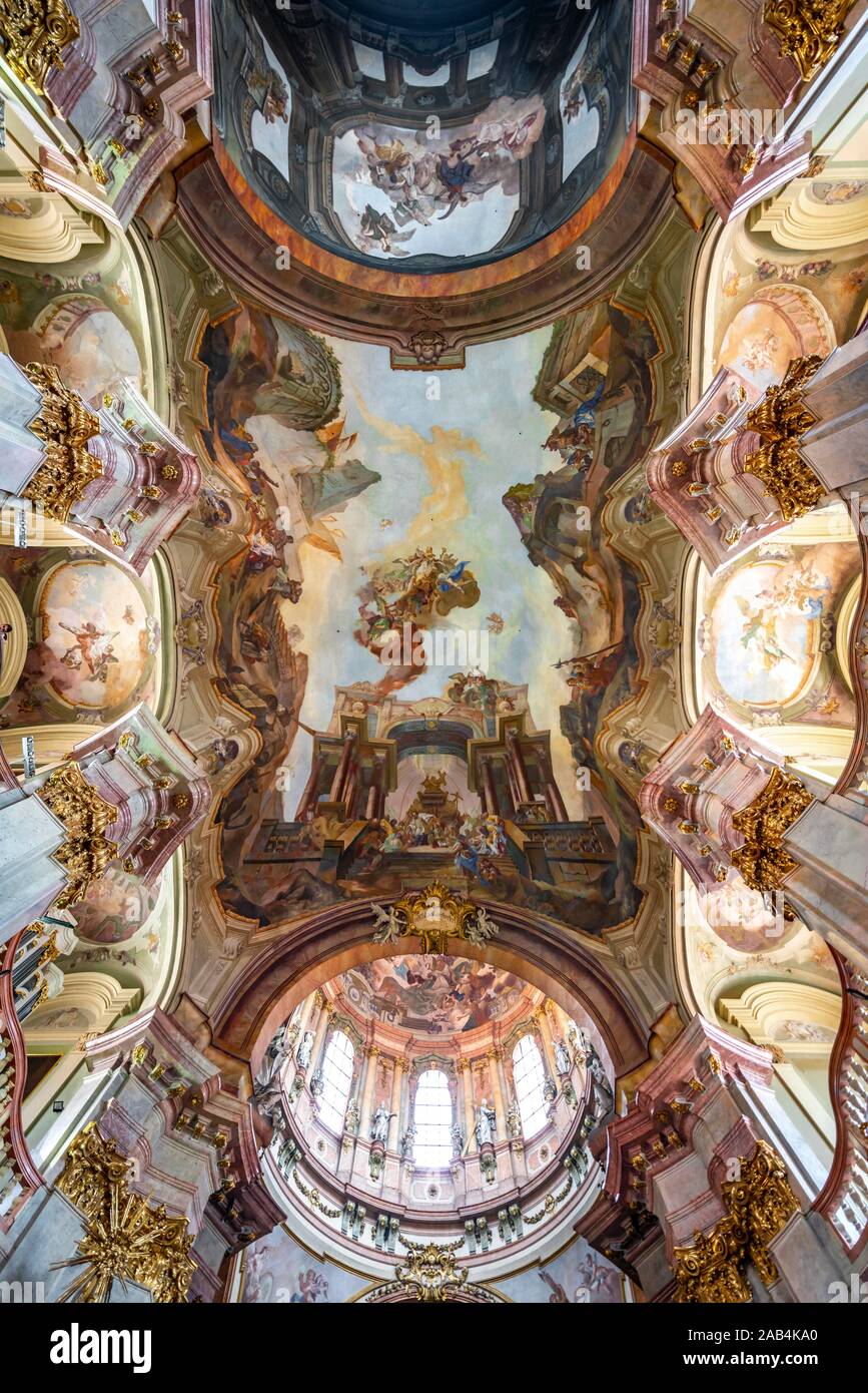 L'intérieur, plafond décoré avec peinture plafond voûte, Église orthodoxe russe Saint-nicolas, quartier de Mala Strana, Prague, la Bohême, République Tchèque Banque D'Images