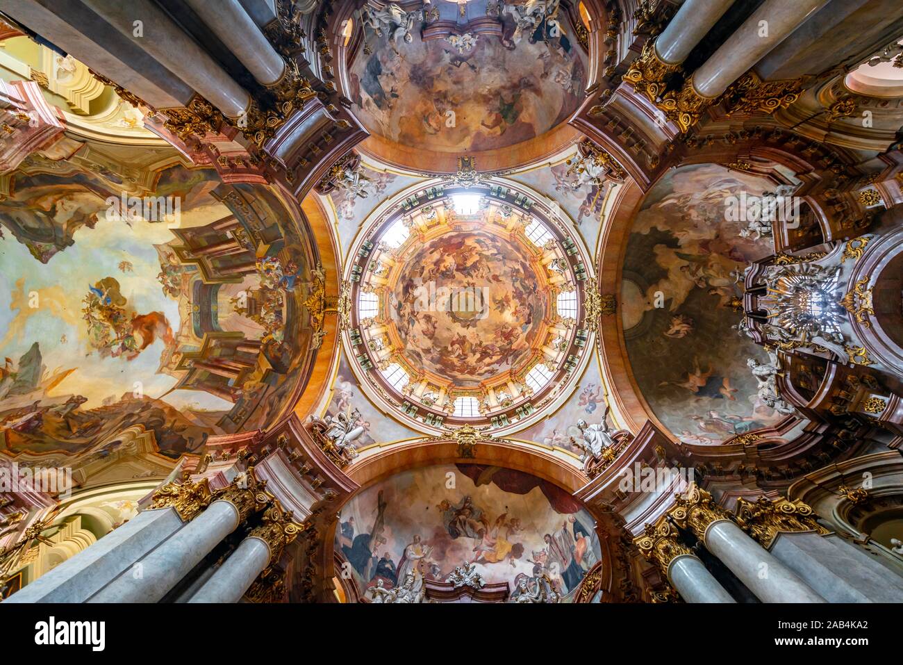 L'intérieur, décoré avec de la peinture de plafond du dôme, l'Église orthodoxe russe Saint-nicolas, Mala Strana, Prague, la Bohême, République Tchèque Banque D'Images