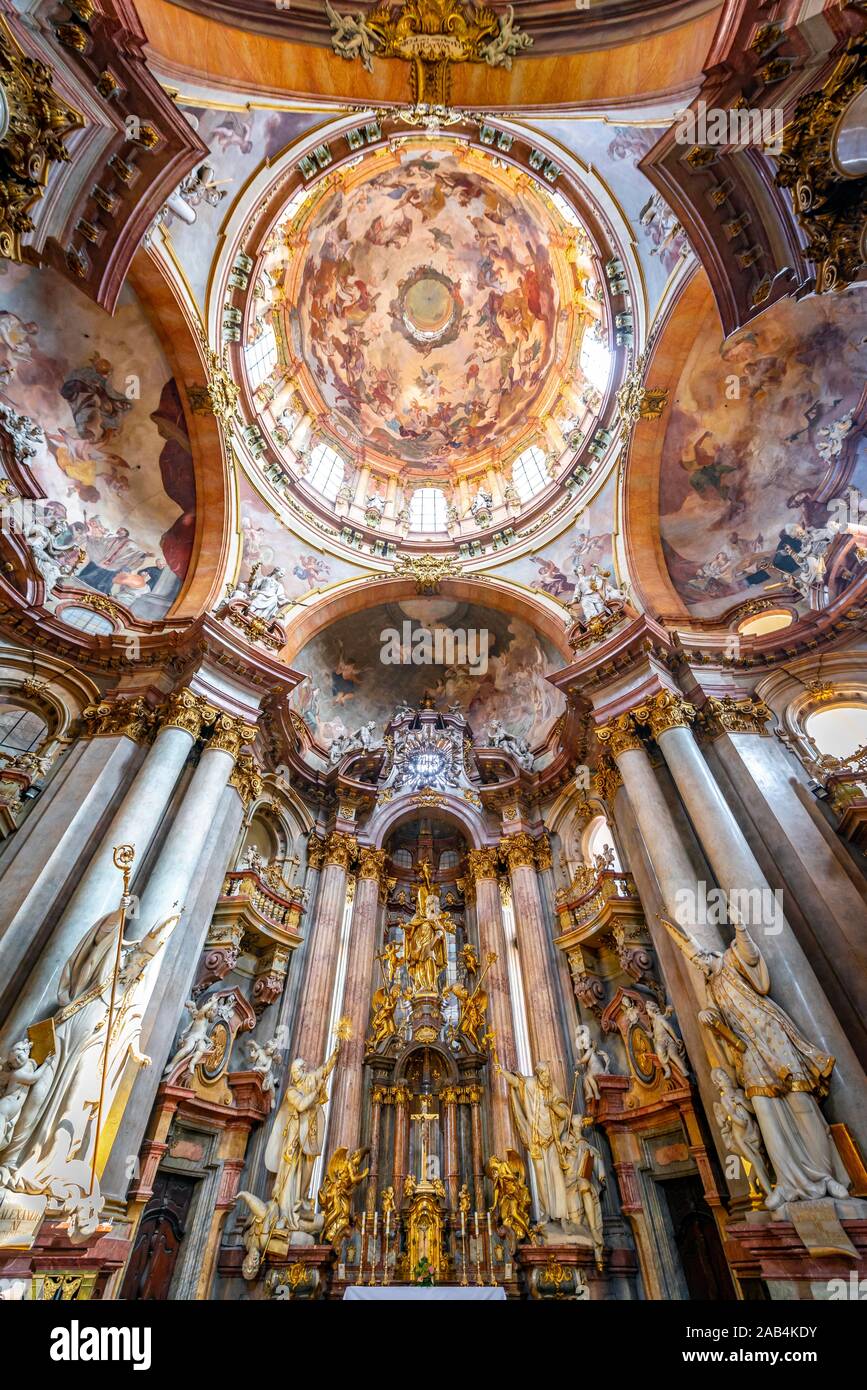 Sanctuaire intérieur, décoré avec dome et plafond peinture, Église orthodoxe russe Saint-nicolas, quartier de Mala Strana, Prague, la Bohême, République Tchèque Banque D'Images