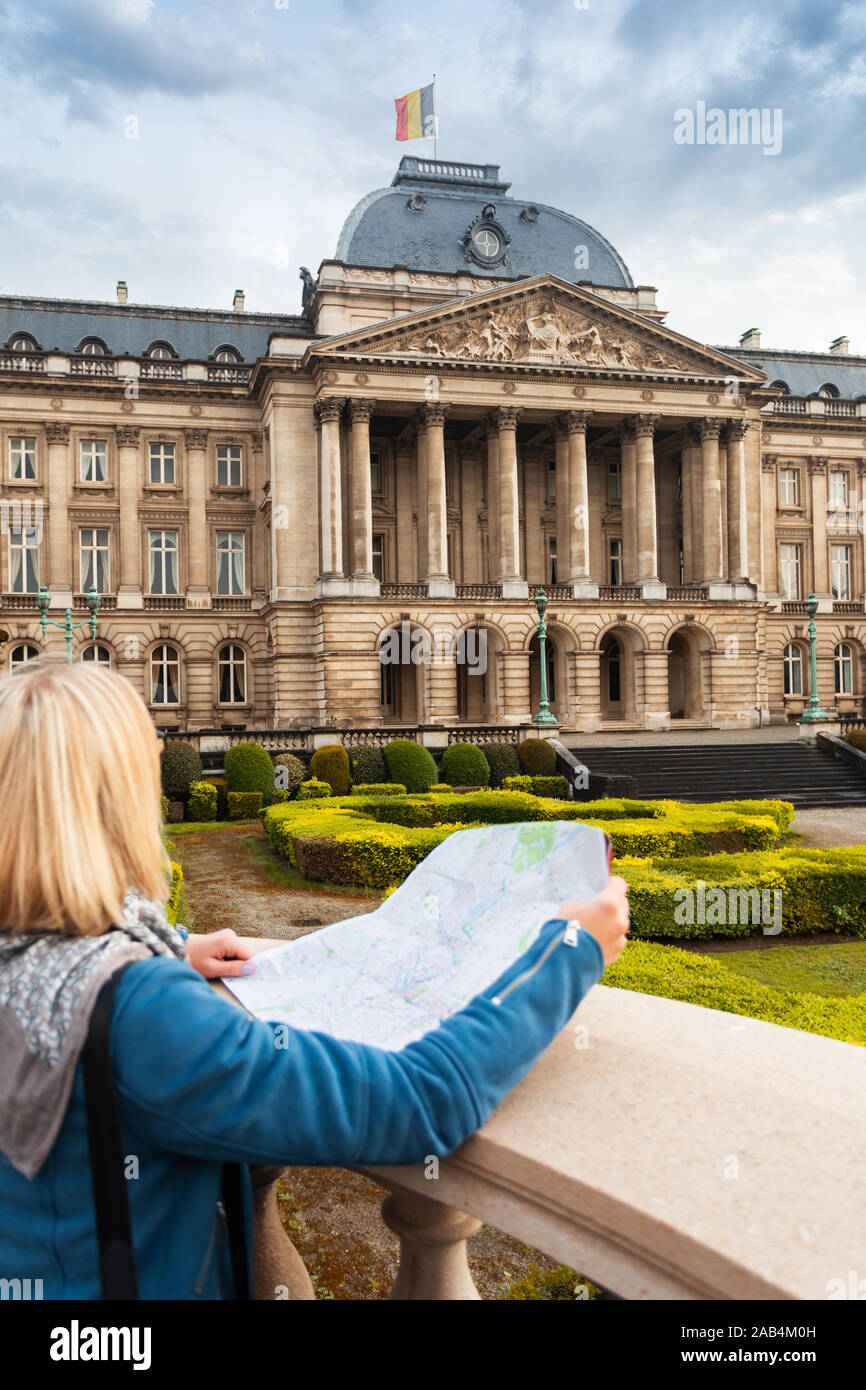 Une femme lit un plan de ville sur fond de Palais Royal de Bruxelles, Belgique Banque D'Images
