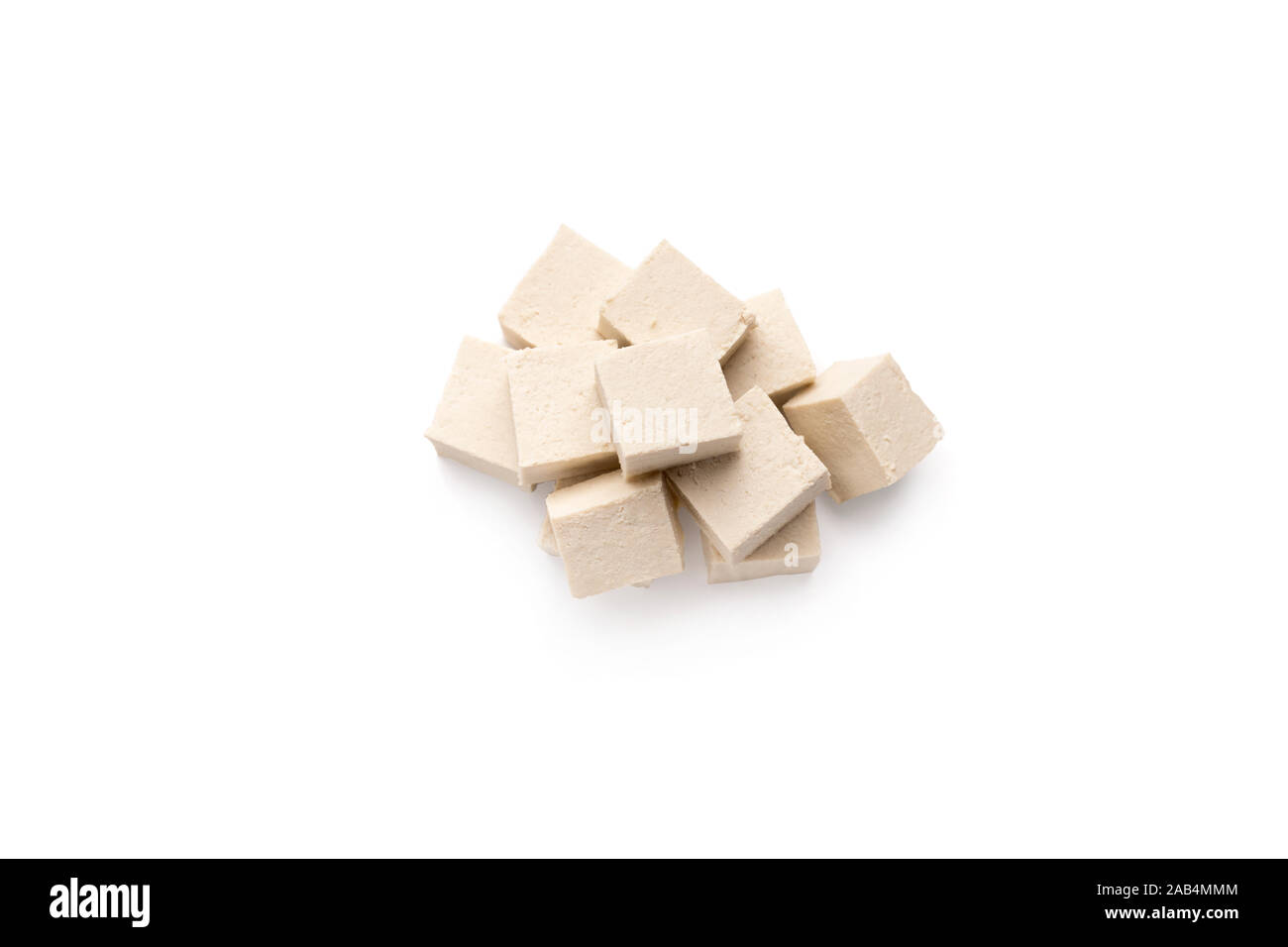 Les cubes de tofu frais fromage de soja isolé sur fond blanc Banque D'Images