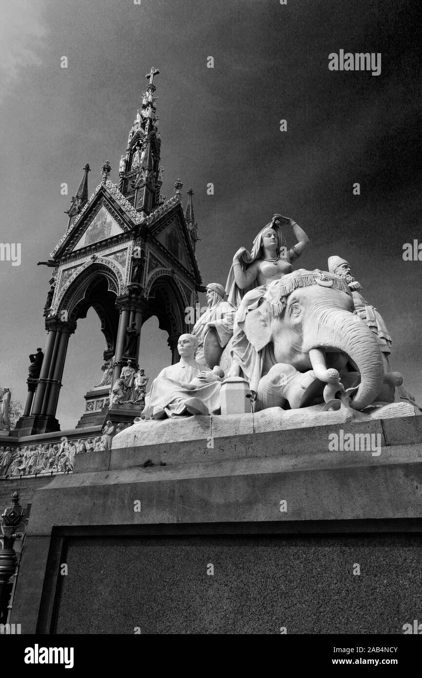 Le Prince Albert Memorial, officiellement intitulé le Prince Consort National Memorial dans Kensington Gardens, parcs royaux, London, England, UK C'est cre Banque D'Images