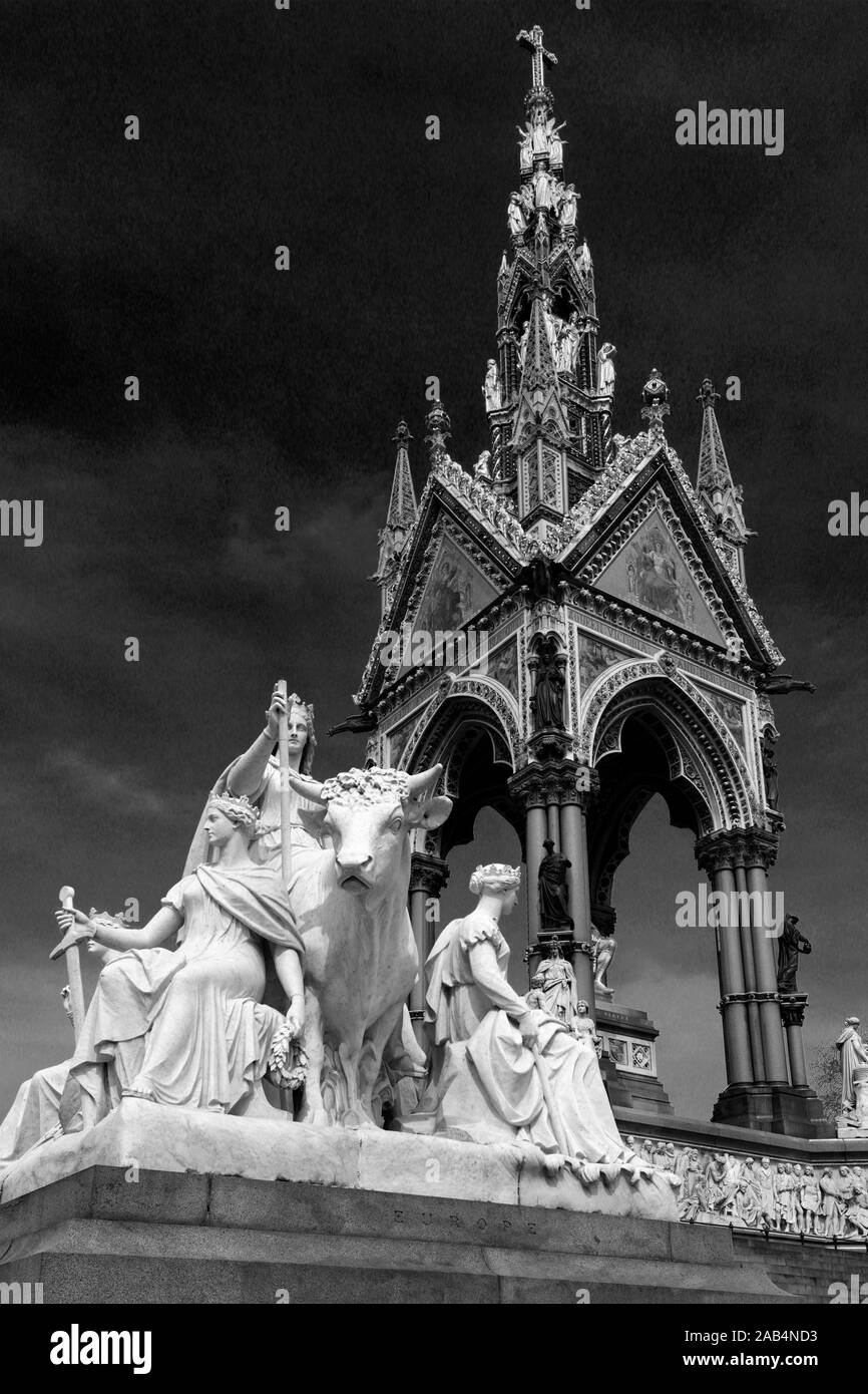Le Prince Albert Memorial, officiellement intitulé le Prince Consort National Memorial dans Kensington Gardens, parcs royaux, London, England, UK C'est cre Banque D'Images