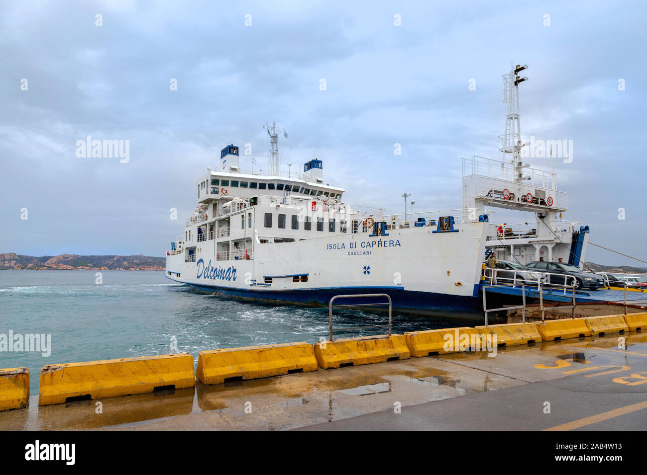 Car-ferry Isola di Caprera arrivant à l'île de La Maddalena, l''archipel de La Maddalena, en Sardaigne, Italie. Banque D'Images
