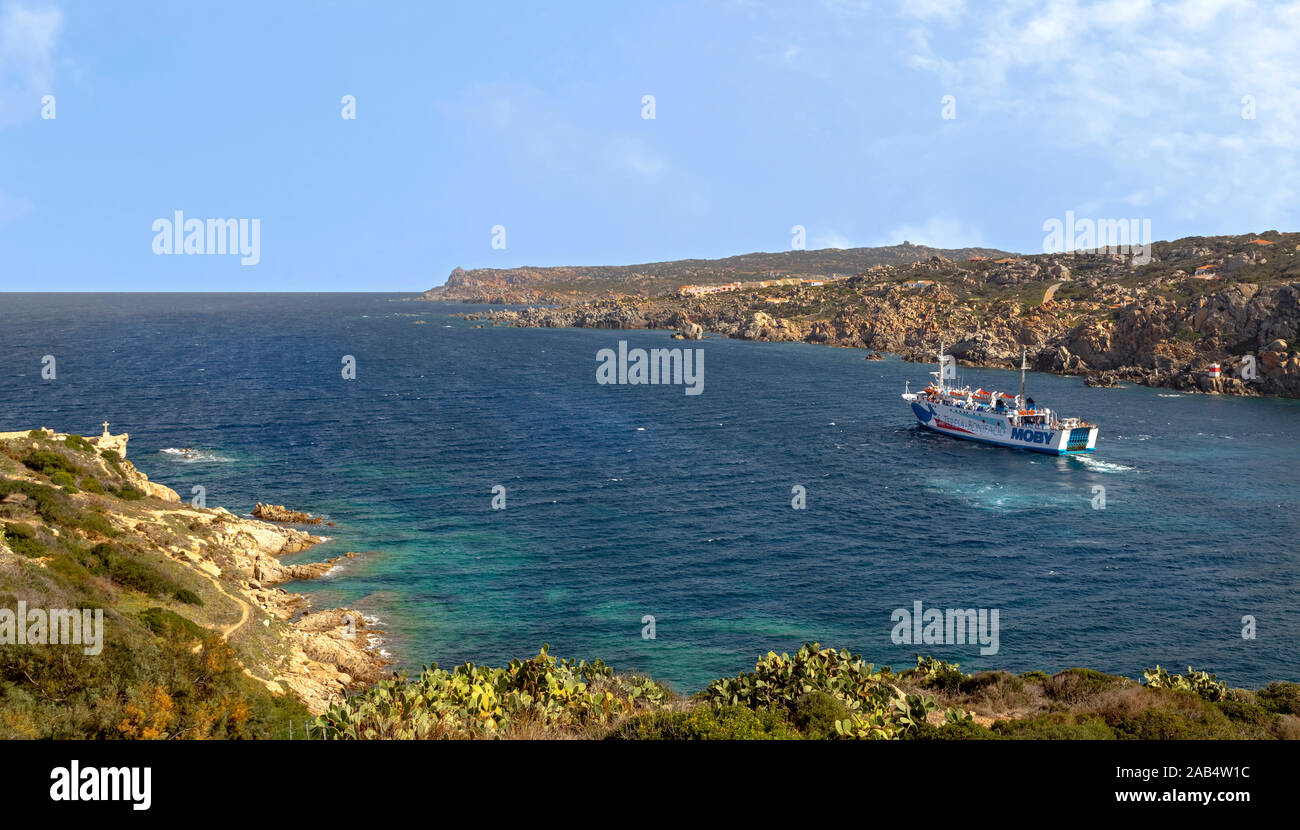 Une ligne de ferry Mobi sa route vers la Corse au départ de Santa Teresa di Gallura, sur l'île de la Sardaigne, sur le détroit de Bonifacio, en Italie. Banque D'Images