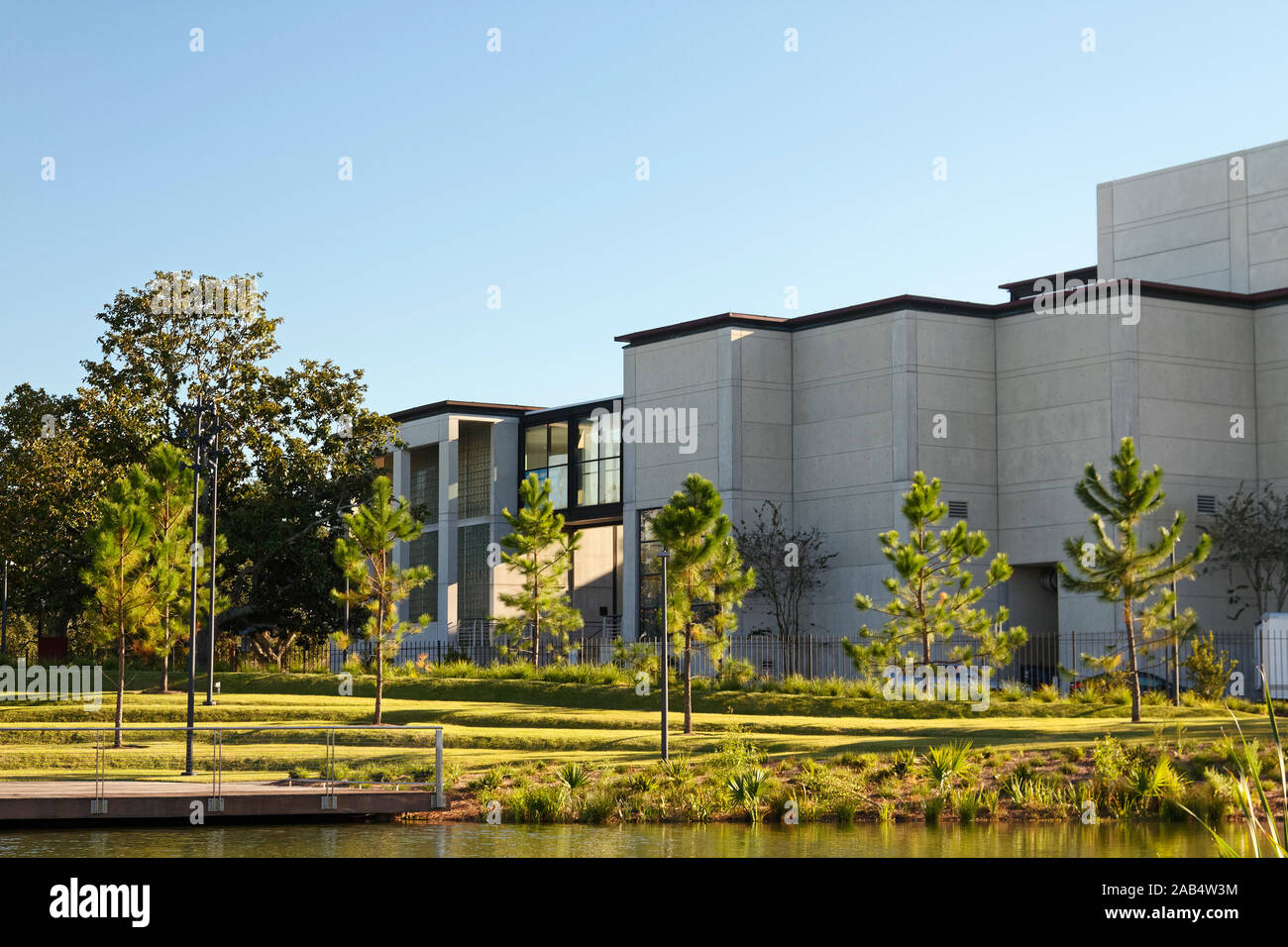 New Orleans Museum of Art ; bâtiment moderne ; les arbres, l'herbe, City Park, New Orleans, LA, USA ; automne ; horizontal Banque D'Images