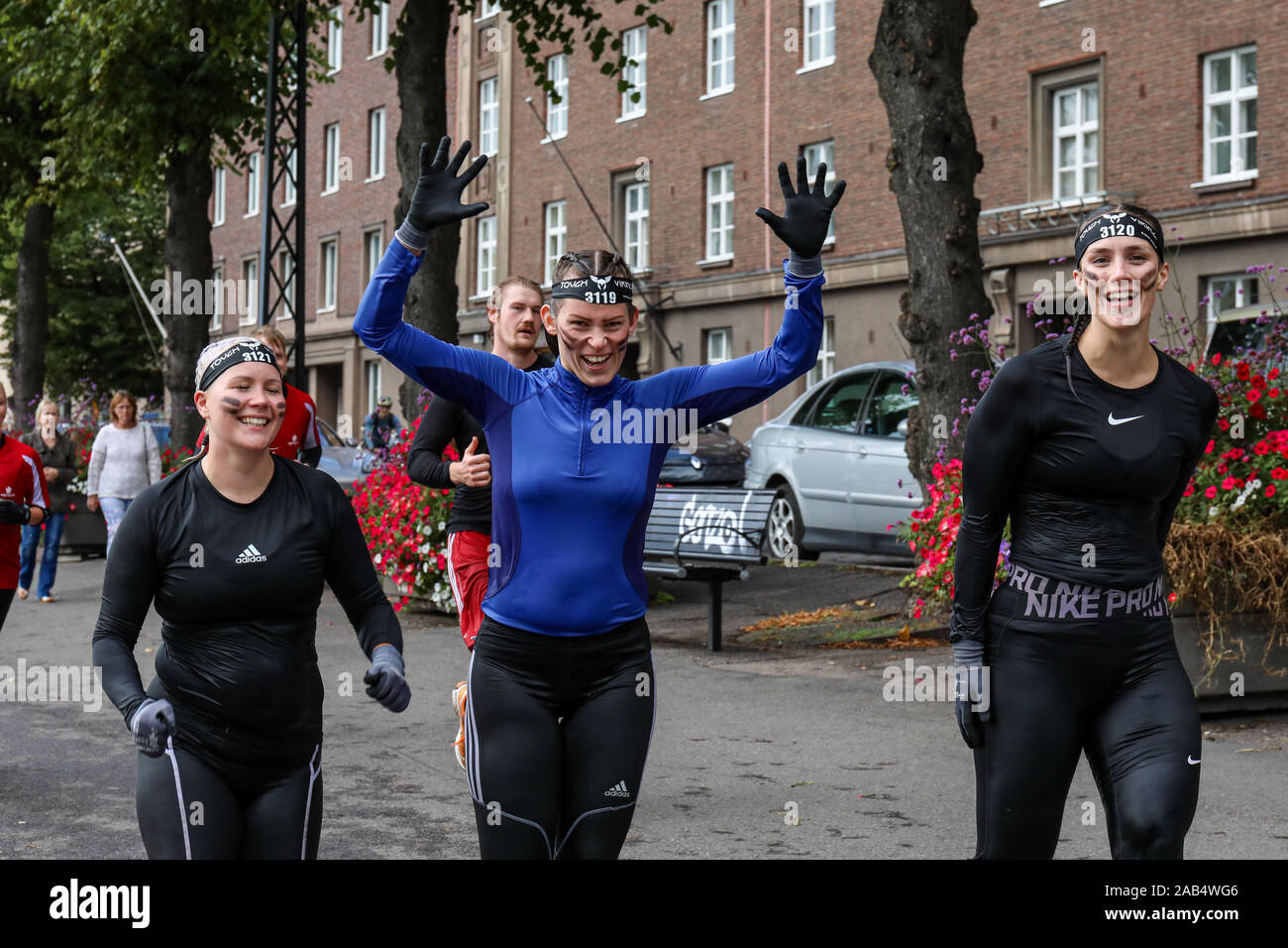 Si Viking Obstacle race participants exécutant dans des vêtements mouillés après trempage de mer à Helsinki, Finlande Banque D'Images