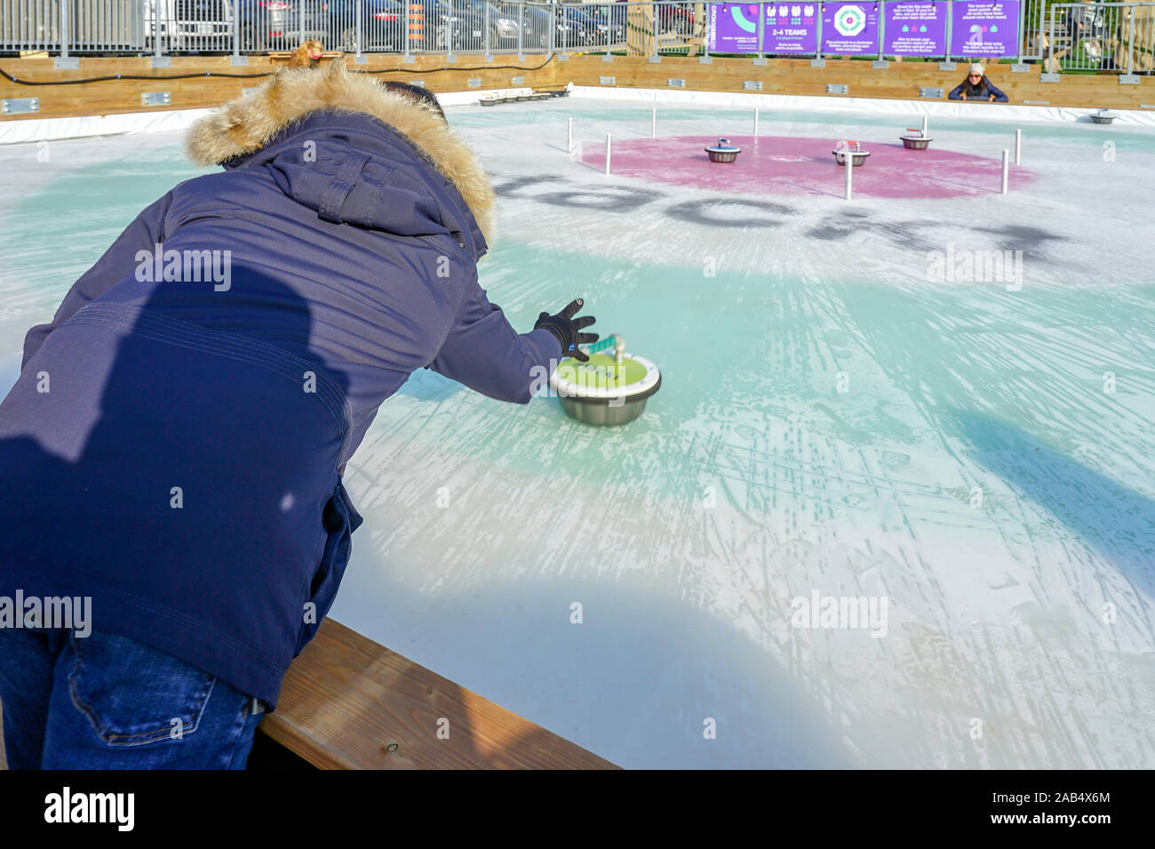 Sport hybride canadien populaires savent comme crokicurl. Une première canadienne, développé par Philip Devos c'est une mélange d'crokicurl et le curling. Banque D'Images