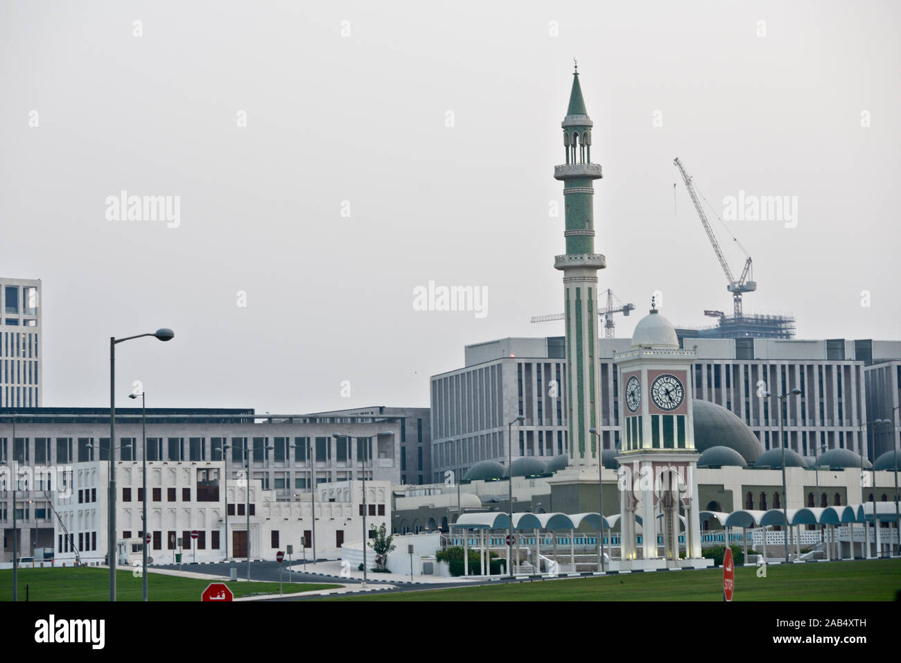 Doha: Tour d'horloge et minaret à l'extérieur du palais de l'émir, quartier de la Corniche, Qatar Banque D'Images