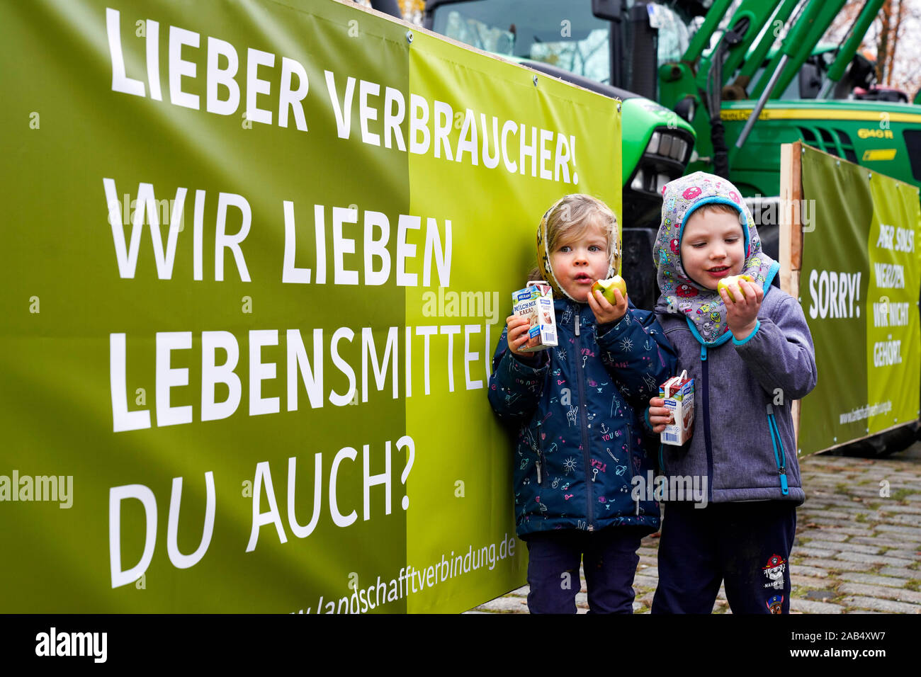 Dortmund, 25.11.2019 : les enfants d'un jardin à l'avant des tracteurs à un rassemblement. Les agriculteurs démontrer avec un convoi tracteur contre la politique agricole du gouvernement fédéral. --- Dortmund, 25.11.2019 : Les Jardins d'Kinder mit vor den Traktoren bei einer Kundgebung. Bauern mit einem Traktorkonvoi demonstrieren gegen die Landwirtschaftspolitik der Bundesregierung. Banque D'Images