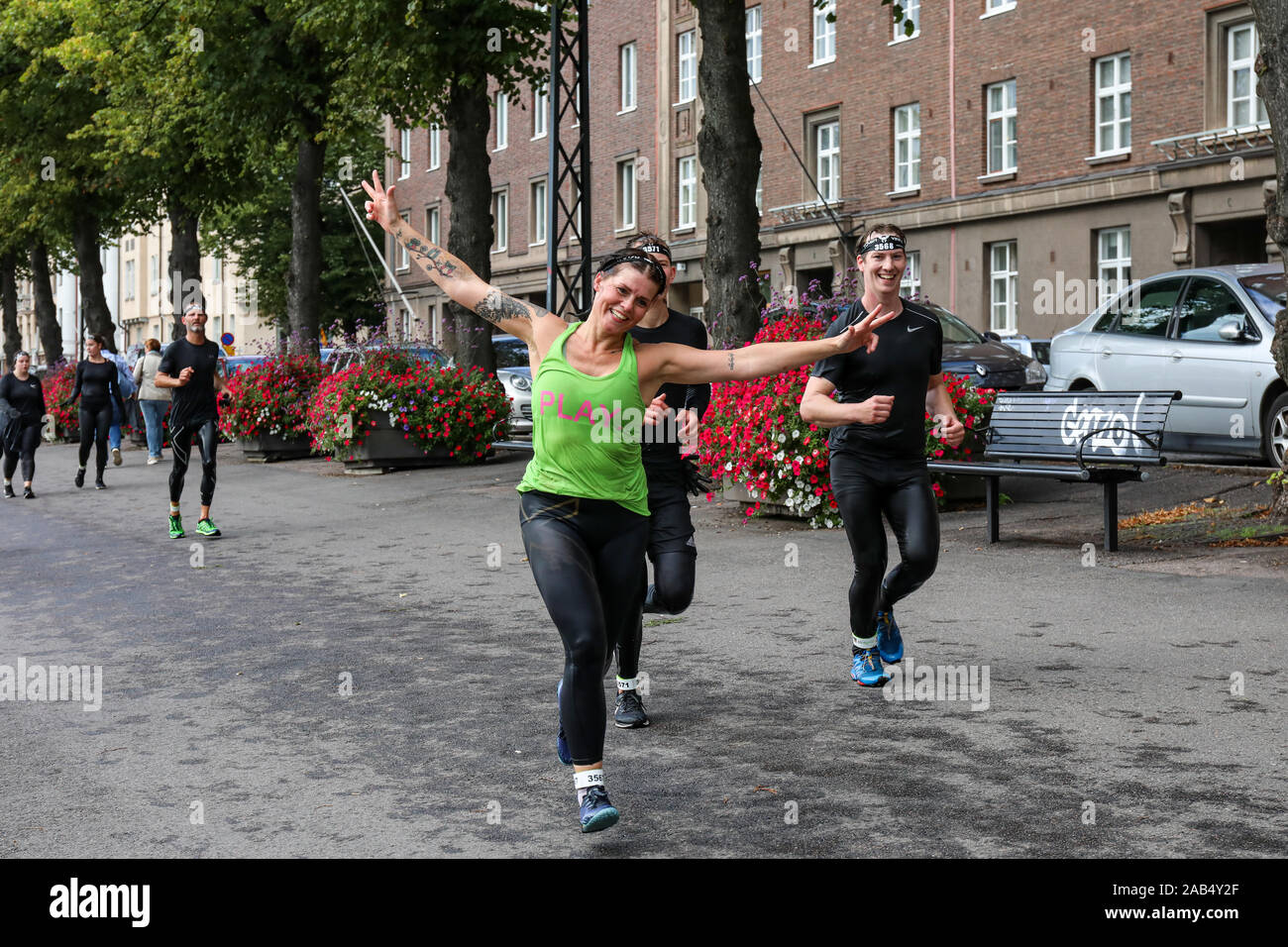 Viking difficiles parcours race 2019 Pitkänsillanranta participants exécutant à humide après la plongée dans la mer à Helsinki, Finlande Banque D'Images