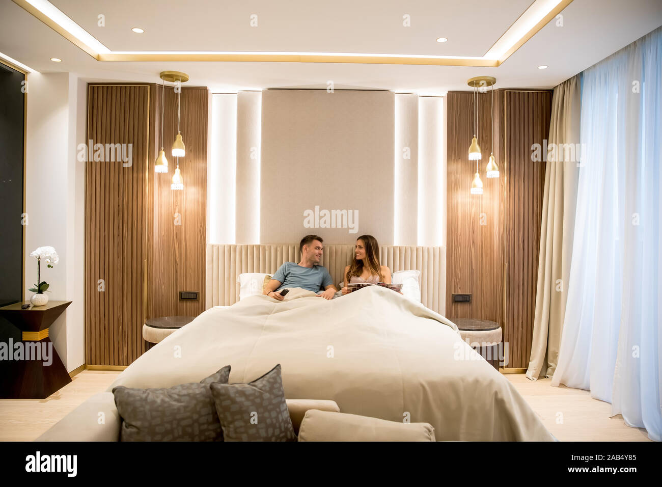 Les jeunes amoureux détendue dans le luxueux appartement dans la nuit Banque D'Images