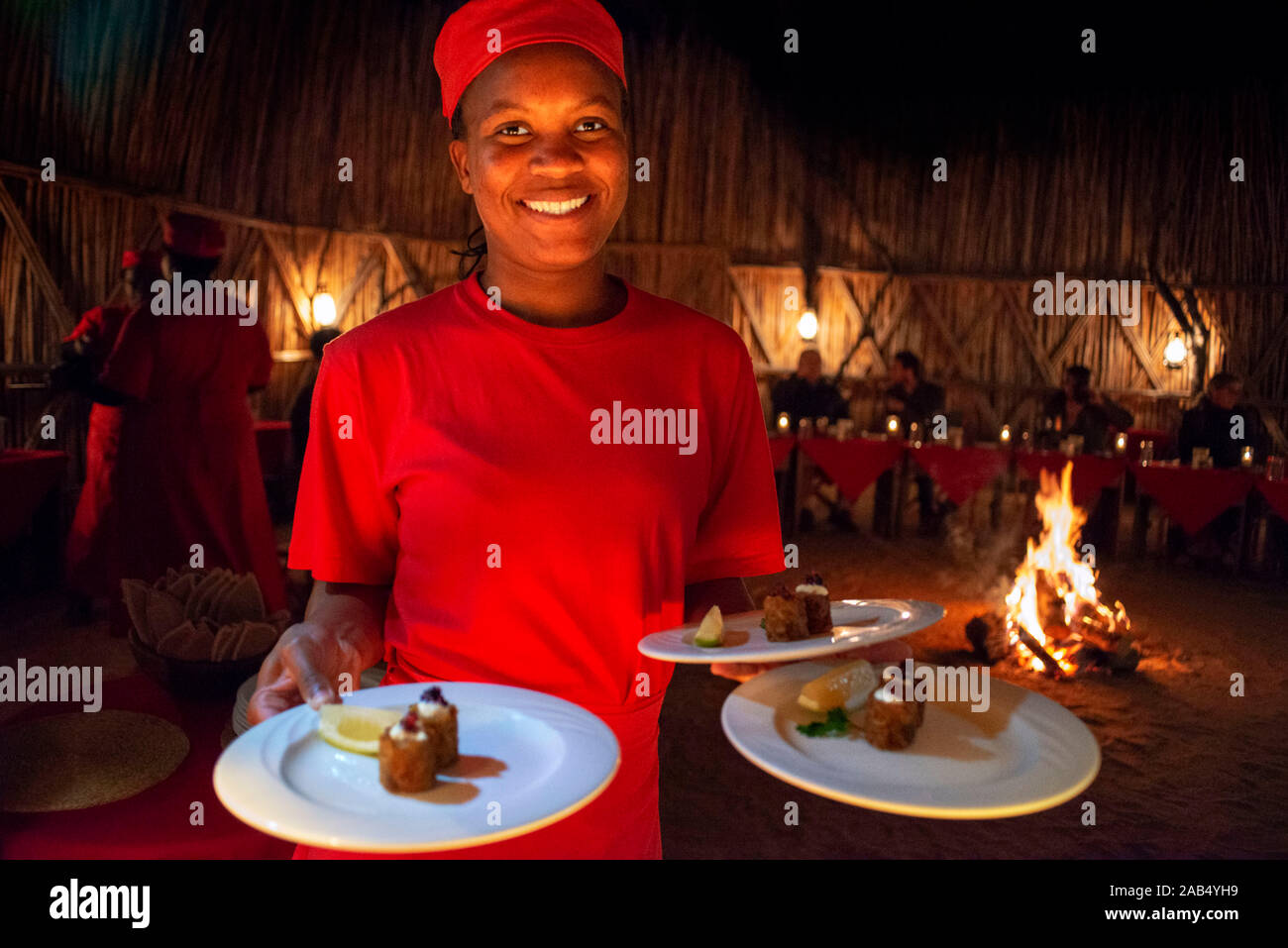 Dîner nuit avec feu à Mala Mala Game Reserve Sabi Sand Park Kruger, Afrique du Sud Afrique du Sud Banque D'Images