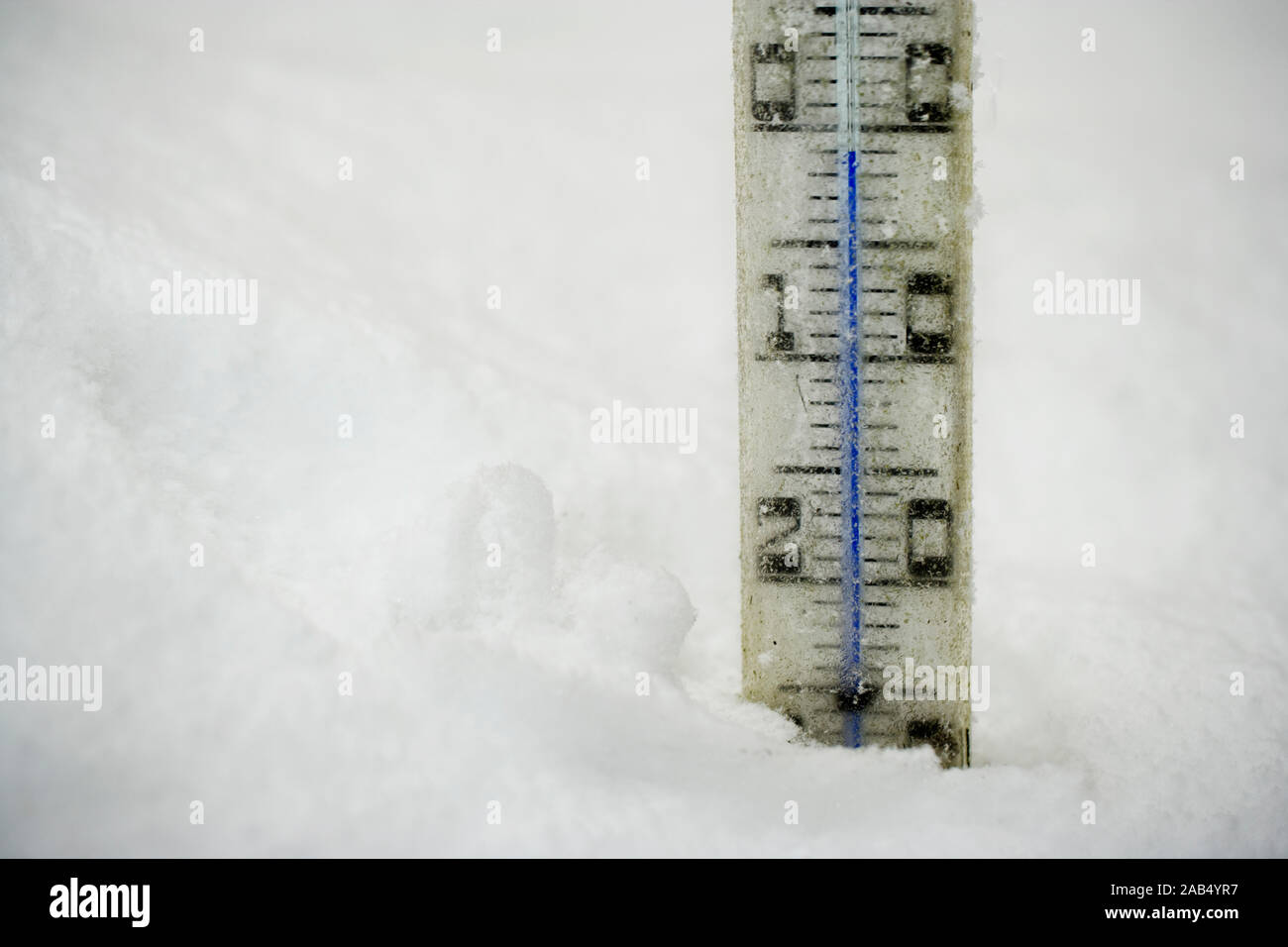 Un thermomètre dans la neige Banque D'Images