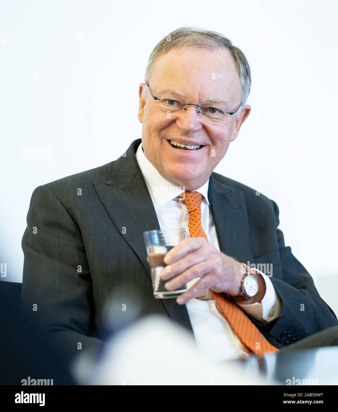 14 novembre 2019, Hanovre, Basse-Saxe : Stephan Weil, Premier ministre de Basse-Saxe (SPD), prend la parole lors d'une entrevue. Photo : Peter Steffen/dpa Banque D'Images