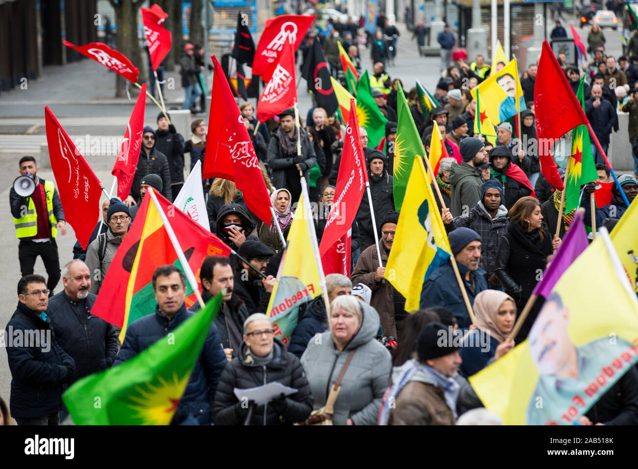 Tenir les manifestants drapeaux pendant la manifestation.Des centaines de personnes avec des drapeaux et bannières ont pris part à des manifestations contre l'agression militaire de la Turquie dans l'Rojava et soutenir le peuple kurde à Göteborg, Suède. Récemment, de nombreuses villes européennes ont protesté contre la Turquie en Rojava'. Banque D'Images