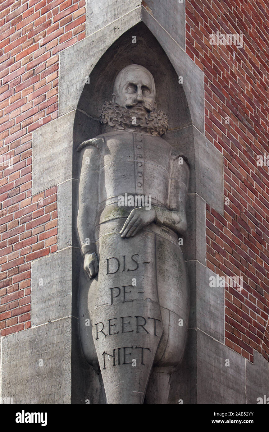 Vue rapprochée d'une statue historique à "Beurs van Berlage", vaste ancien bâtiment de la bourse avec une tour carrée utilisée pour des événements, concerts & exhib Banque D'Images