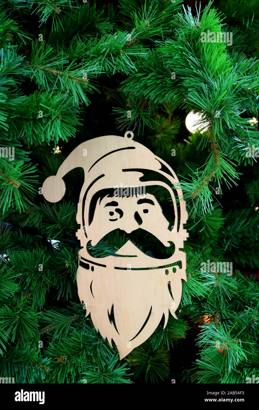 Vertical Image d'un Père Noël en bois Ornament Hanging on Christmas Tree Banque D'Images