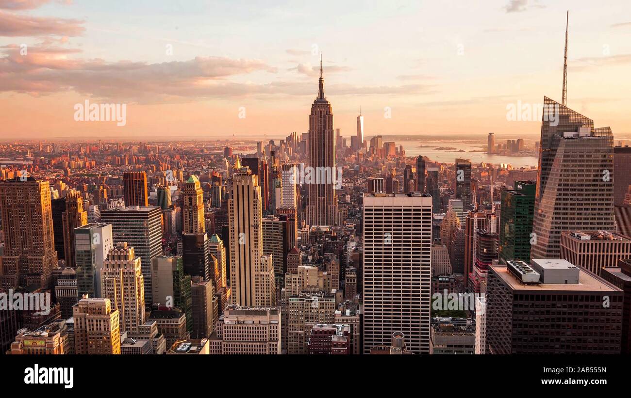 Empire State Building et One World Trade Center au coucher du soleil, Manhattan, New York Banque D'Images