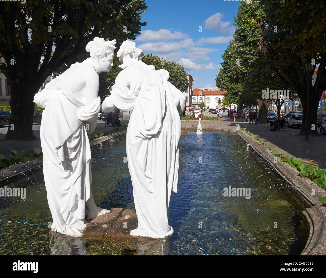 Statue de deux dames commérer dans le centre de Lamego, Portugal. Banque D'Images