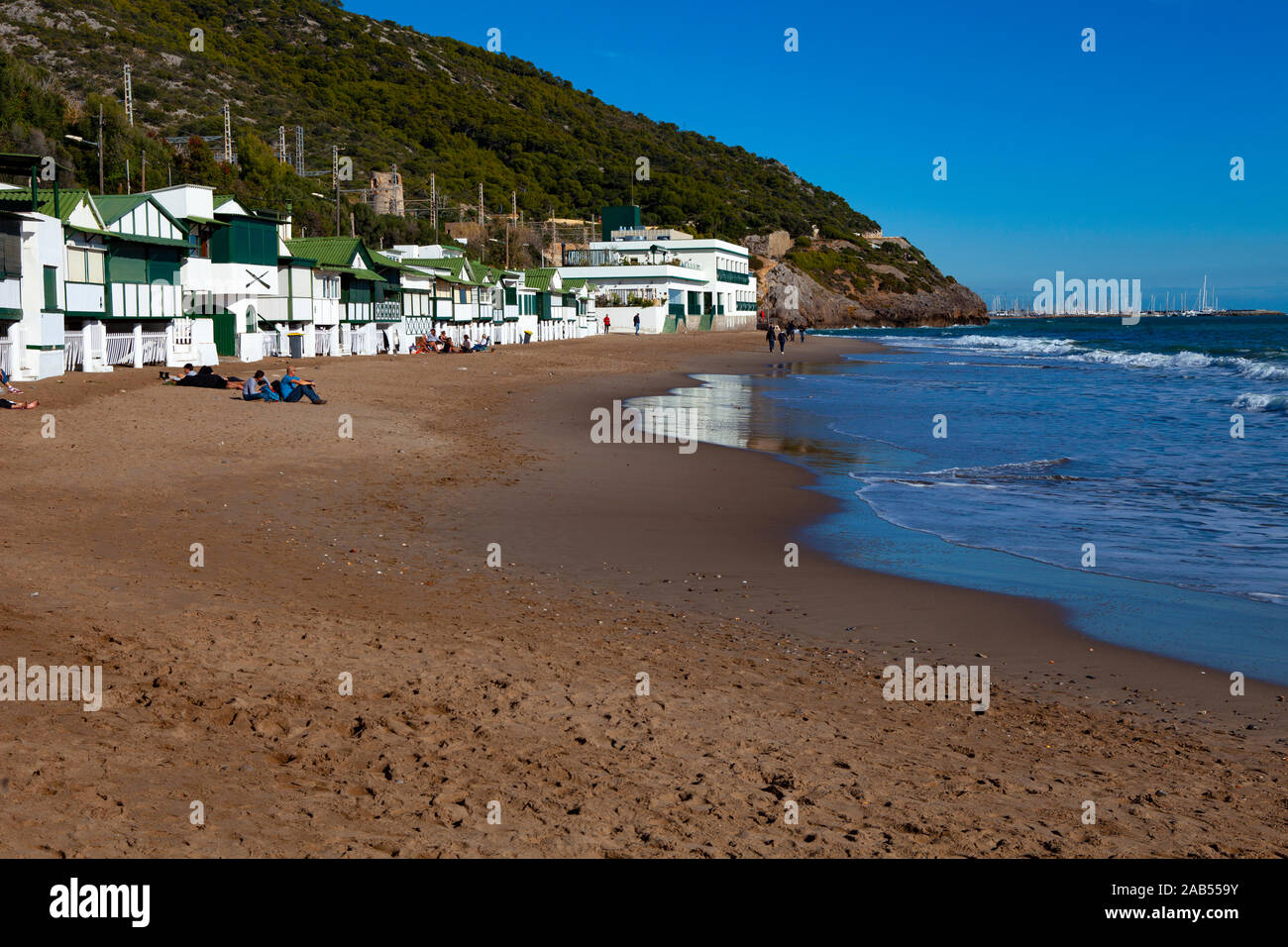 Platja de Les Casetes del Garraf, Garraf, Barcelone, Catalogne. Ces petites maisons de plage vert et blanc sont dans le village balnéaire de Garra Banque D'Images