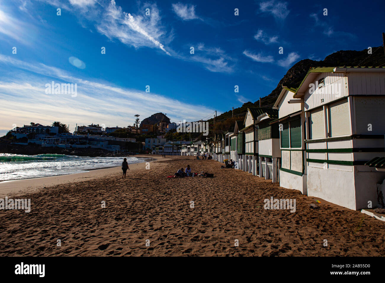 Platja de Les Casetes del Garraf, Garraf, Barcelone, Catalogne. Ces petites maisons de plage vert et blanc sont dans le village balnéaire de Garra Banque D'Images