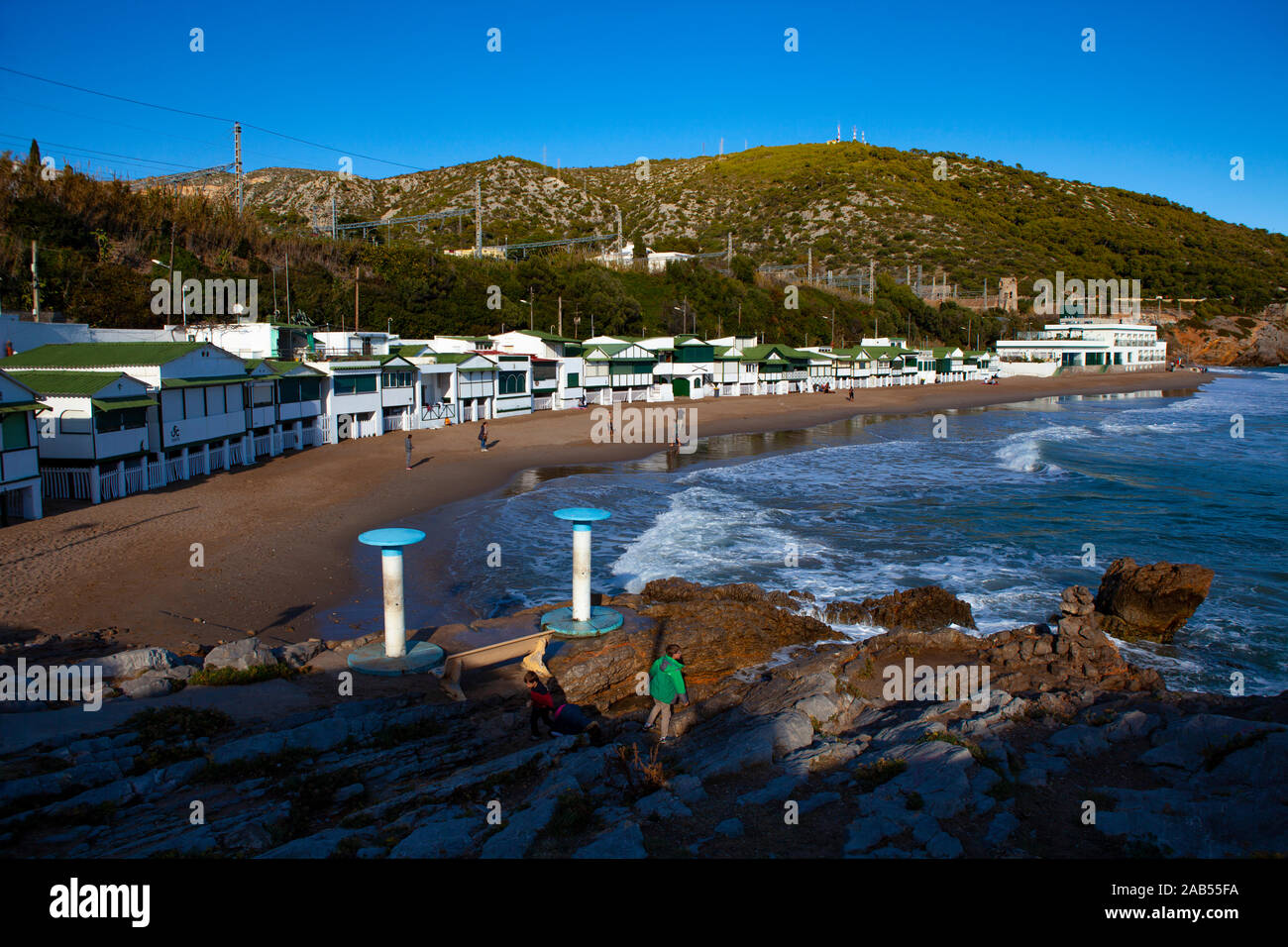 Platja de Les Casetes del Garraf, Garraf, Barcelone, Catalogne. Ces petites maisons de plage vert et blanc sont dans le village balnéaire de Garra Banque D'Images