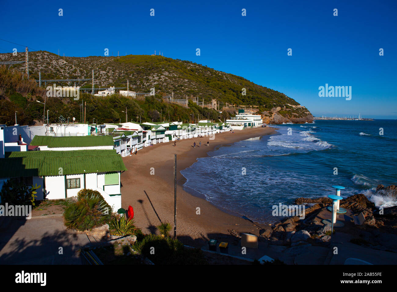 Platja de Les Casetes del Garraf, Garraf, Barcelone, Catalogne. Ces petites maisons de plage vert et blanc sont dans le village balnéaire de Garra Banque D'Images