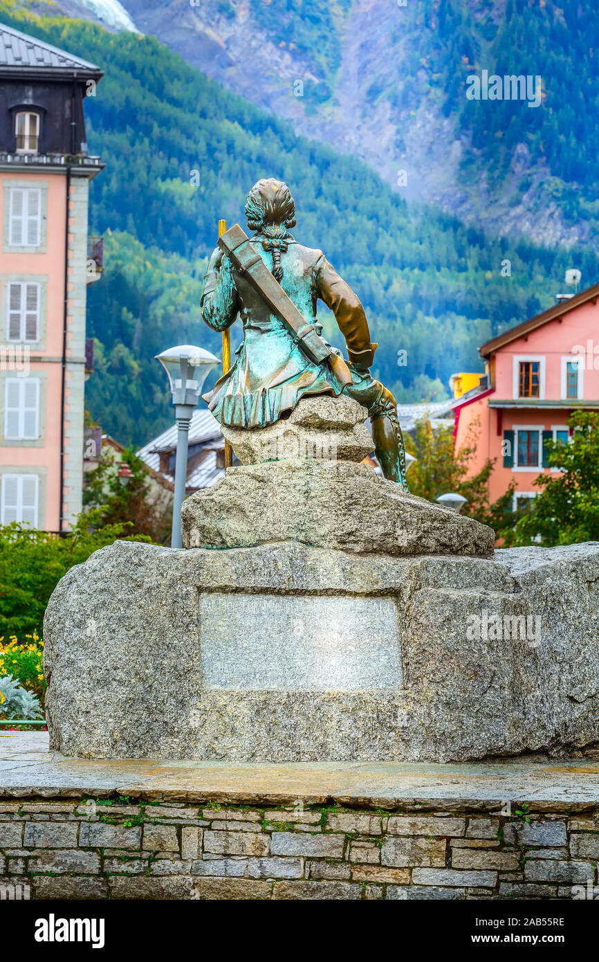 Vue arrière du célèbre alpiniste et chercheur scientifique Dr Gabriel Paccard statue, Chamonix, Alpes, France Banque D'Images