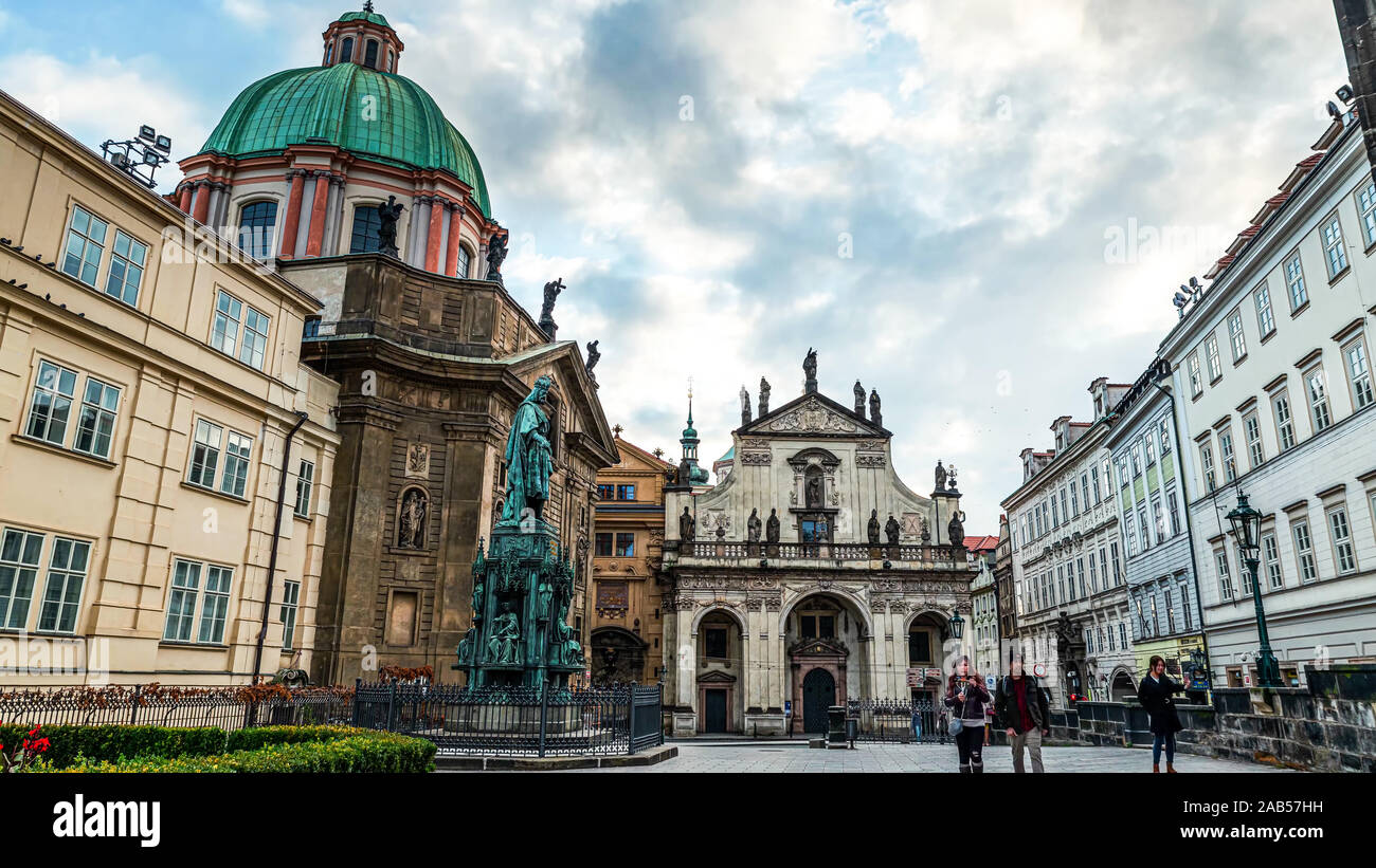 Saint François d'assise de l'église par le pont Charles à Prague Banque D'Images