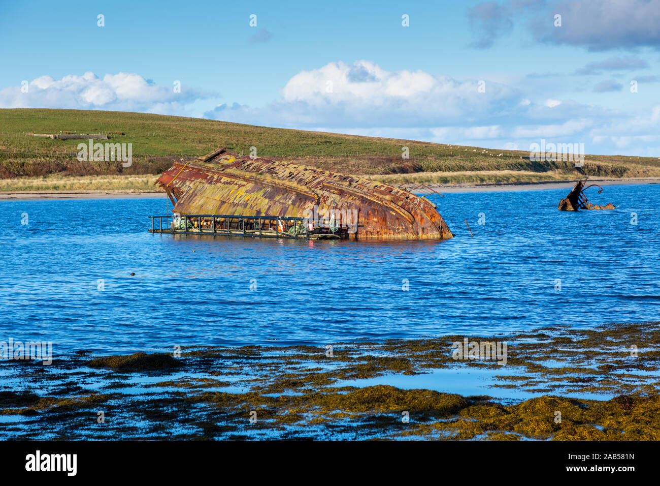 La rouille coque du navire dans la mer, Chaussée Churchill, Orkney, UK Banque D'Images
