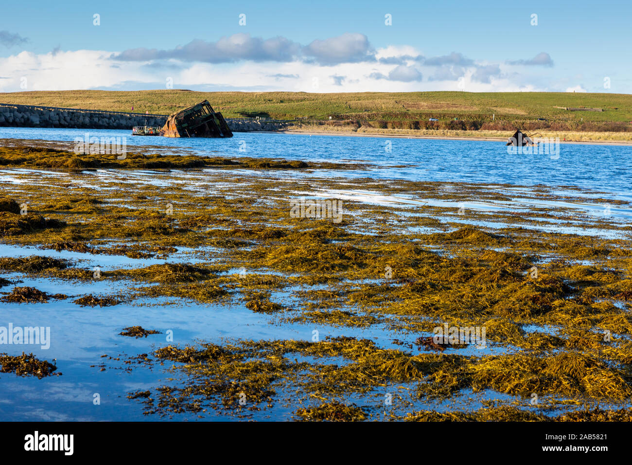 La rouille coque du navire dans la mer, Chaussée Churchill, Orkney, UK Banque D'Images